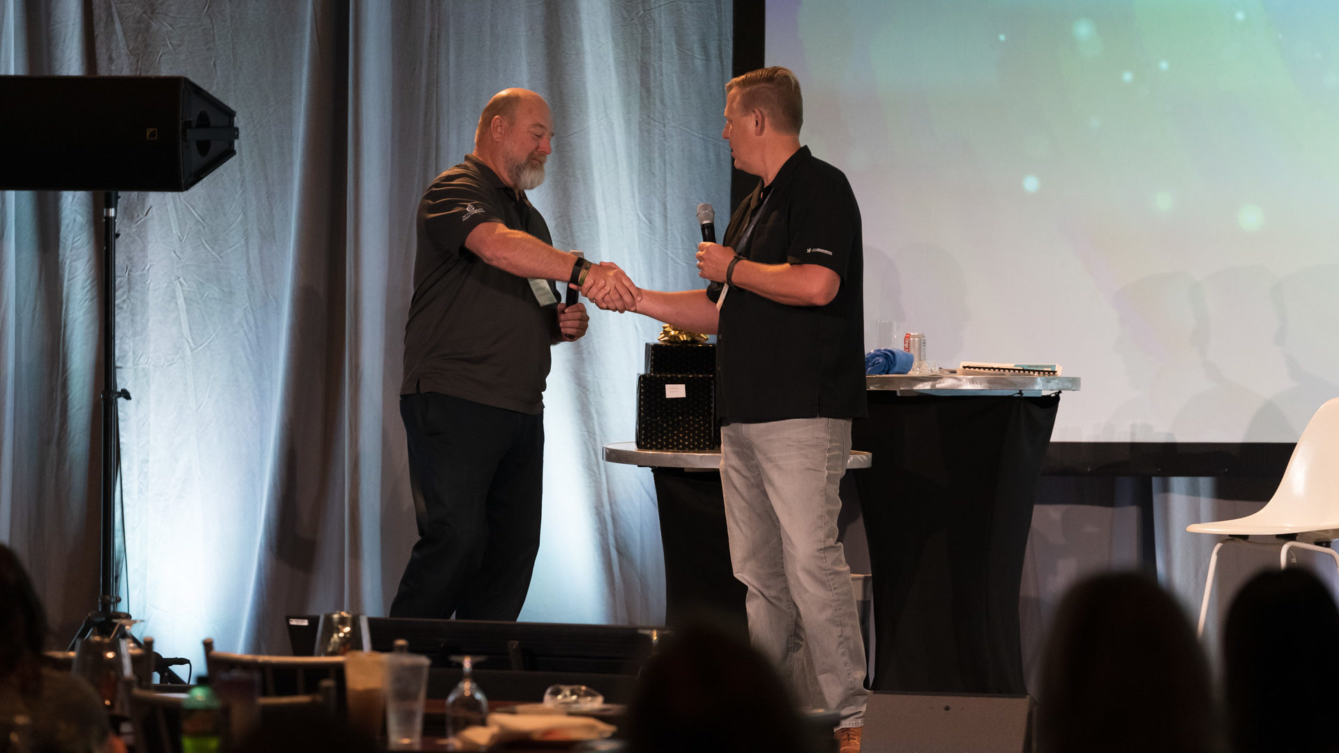 CU*Answers President/COO Geoff Johnson congratulates 1st Community FCU CEO Bill Nikolauk on winning the 2021 Spirit of CU*Answers award. 